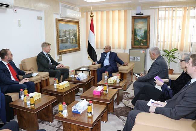 عدن: محافظ البنك المركزي يناقش مع المبعوث الأممي تداعيات الأزمة الإقليمية على اليمن