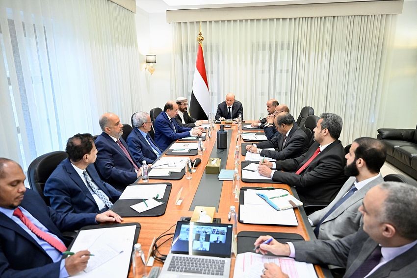 العليمي يترأس اجتماعاً مصغراً للحكومة والمحافظين لتسريع الإصلاحات