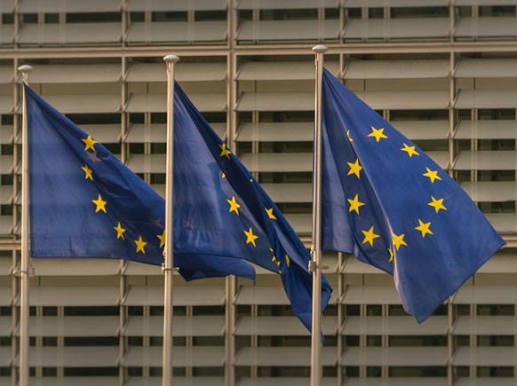 الاتحاد الأوروبي يدعو لتحقيق عاجل في اغتيال الشاعر ومحاسبة الجناة