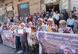 وقفة في تعز تطالب بكشف قتلة الصحفي عبدالصمد القاضي وتسريع التحقيقات