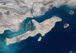 تهديدات بإغلاق مضيق هرمز وباب المندب وسط تحركات دبلوماسية لاحتواء الأزمة