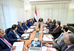 العليمي يترأس اجتماعاً مصغراً للحكومة والمحافظين لتسريع الإصلاحات