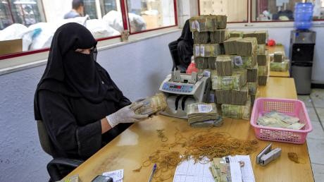 رؤوس الأموال تهرب من اليمن.. مغادرة 5 مليارات دولار من البلاد خلال آخر عامين فقط