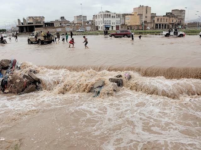 112 قتيلاً وجريحاً وأكثر من 100 ألف متضرر بسبب السيول والأمطار في اليمن