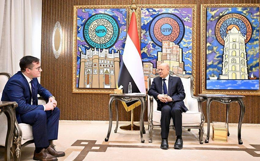 الرئيس العليمي يبحث مع السفير الروسي مستجدات الأوضاع في اليمن