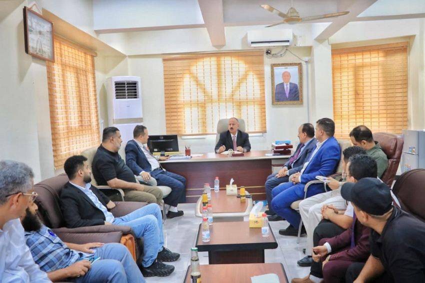 عدن: وزير النقل يبحث حادثة التسرب الزيتي ويؤكد تعزيز القدرات البحرية