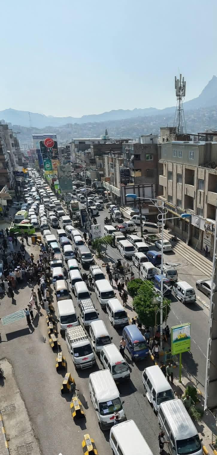 تعز: سائقو النقل يصعّدون احتجاجاتهم بسبب أزمة الغاز وتقليص الإمدادات