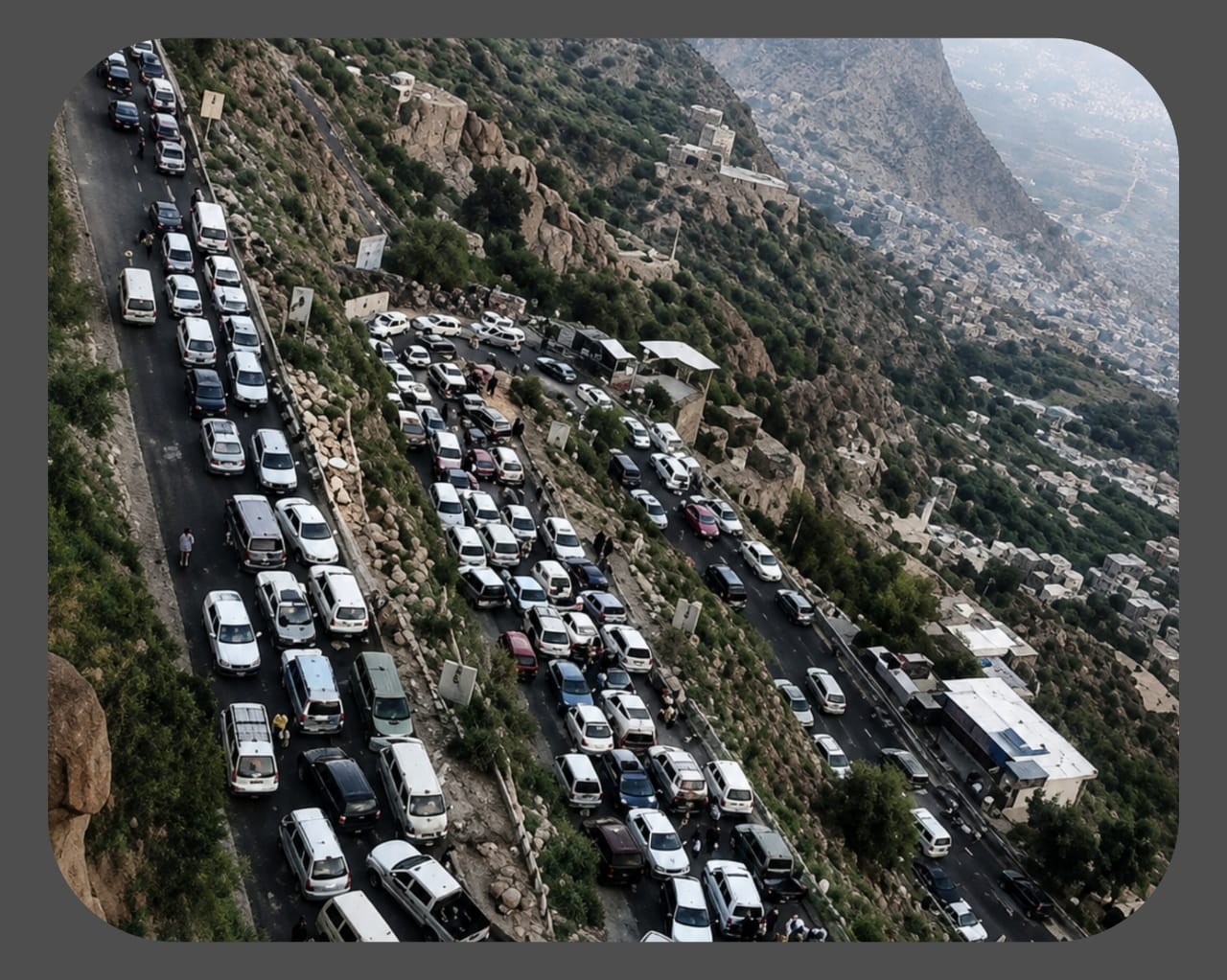 مع تدفق المسافرين أيام العيد.. دعوات للالتزام بإرشادات السلامة المرورية
