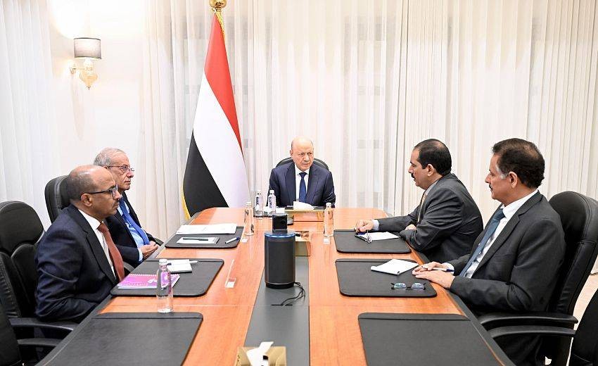 اجتماع حكومي برئاسة العليمي يناقش تعزيز الأمن والإصلاحات الاقتصادية