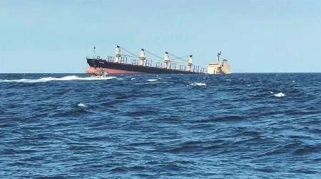 بلاغ بحري عن اقتراب مسلحين من سفينة جنوب غربي المكلا.. واليمن يحذر من تهديدات الملاحة