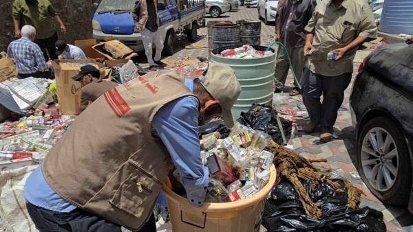 عدن: إتلاف طن من السجائر والشيش الإلكترونية المهربة
