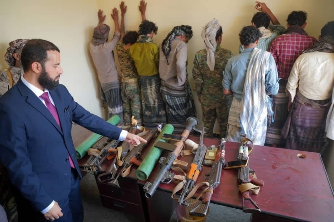 أبين: قوة أمنية بقيادة المحافظ تفكك نقطة جباية غير قانونية وتعتقل أفراد العصابة