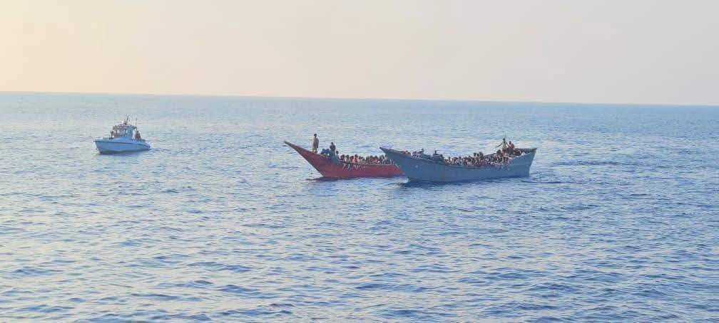 خفر السواحل يحبط محاولة تهريب 340 مهاجرًا قبالة سواحل عدن