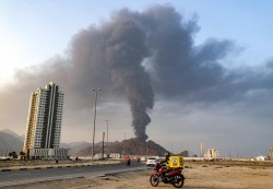 الإمارات تعترض صواريخ إيرانية وحرائق متزامنة في الفجيرة وسفينة قبالة دبي