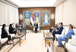 العليمي يؤكد أهمية الانتقال من الإغاثة الطارئة إلى التعافي المستدام