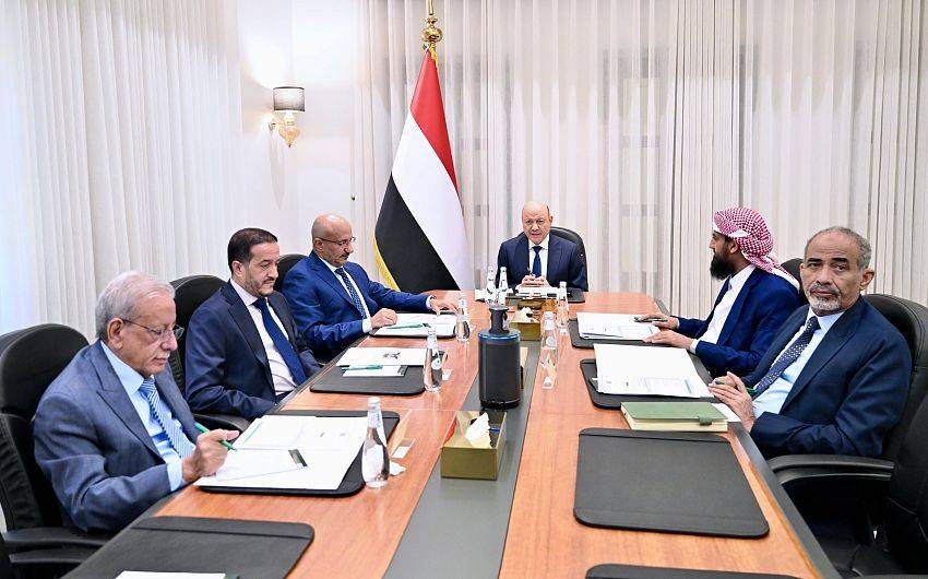 مجلس القيادة الرئاسي يوجه الحكومة بتسريع الإصلاحات الاقتصادية