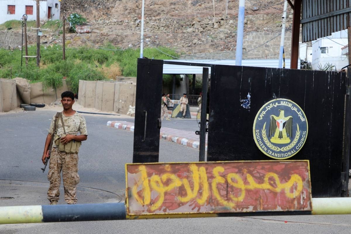 عدن في مواجهة نفسها.. "الانتقالي" بين الانهيار والمراهنة على الفوضى