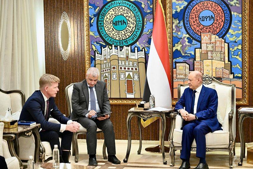 العليمي: تأخر استعادة الدولة في اليمن يهدد بتحويله إلى ساحة صراعات إقليمية