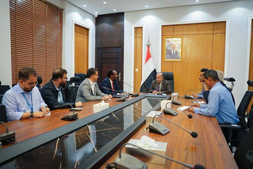 الخنبشي يبحث مع برنامج الغذاء العالمي توسيع التدخلات الإنسانية