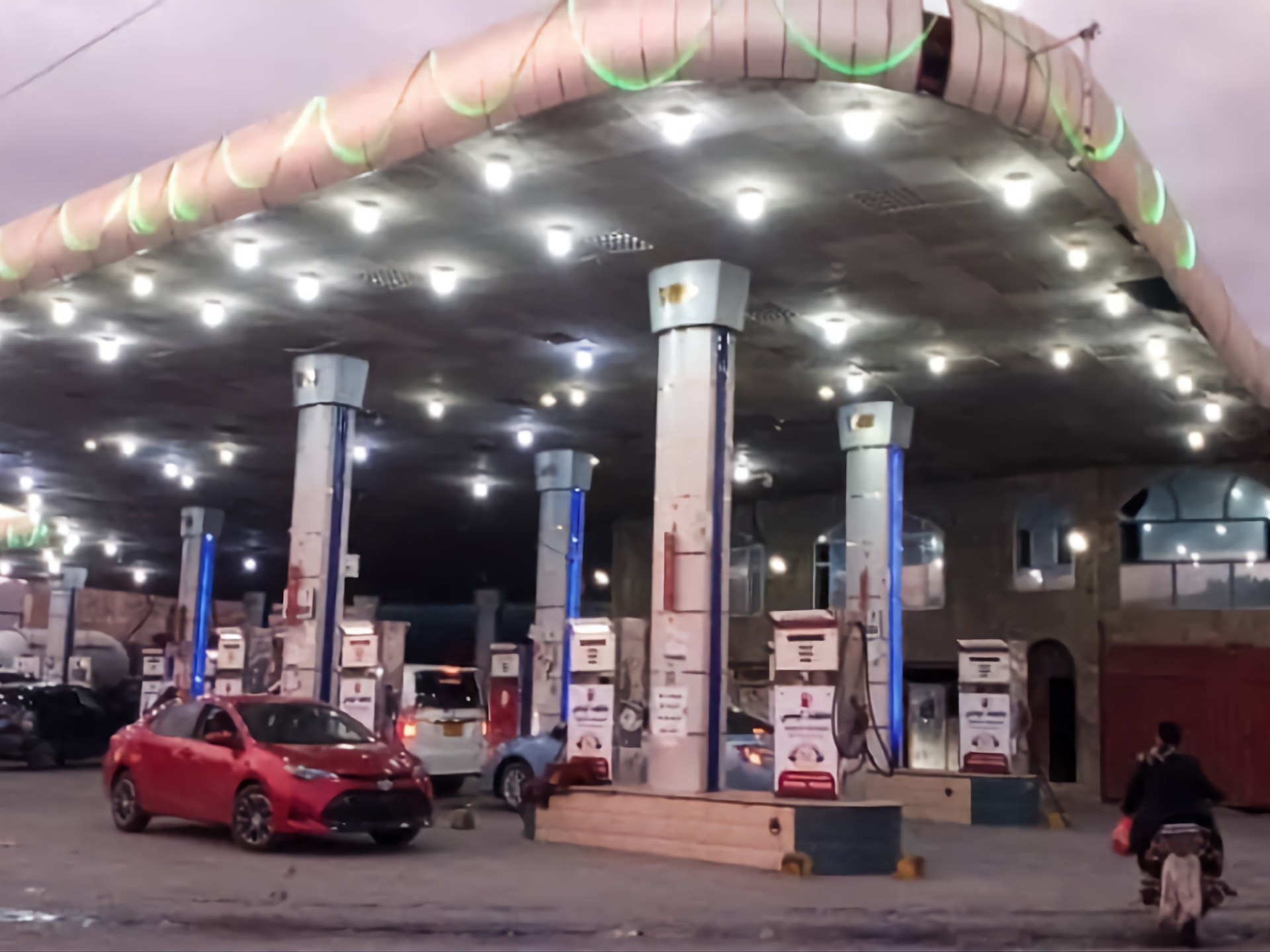 تزايد شكاوى البنزين المغشوش بصنعاء.. وحماية المستهلك تطالب بتحقيق عاجل