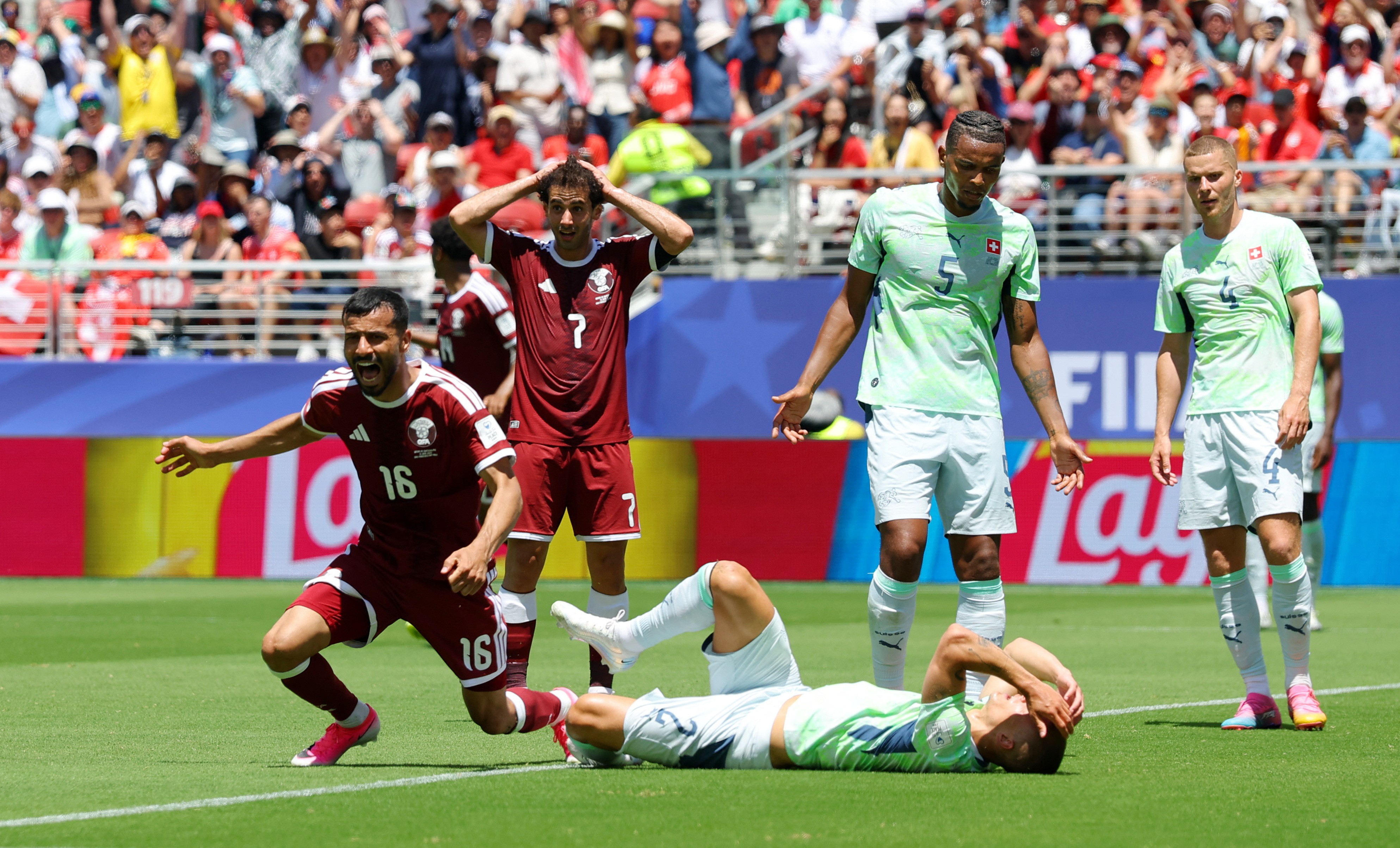 قطر تنتزع تعادلاً تاريخياً من سويسرا وتحقق أول نقطة مونديالية في تاريخها