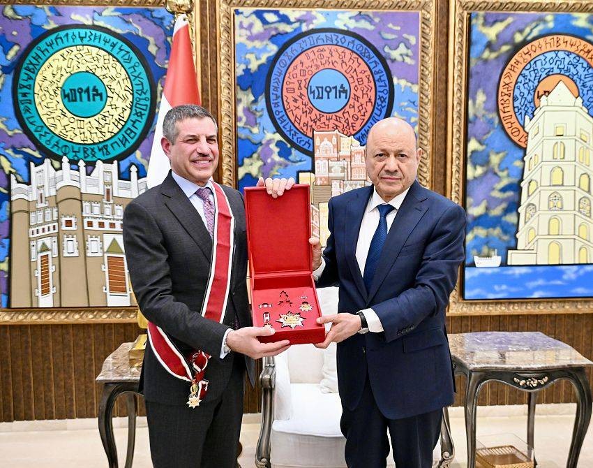 العليمي يمنح السفير الأمريكي وسام الوحدة تقديراً لجهوده في دعم اليمن
