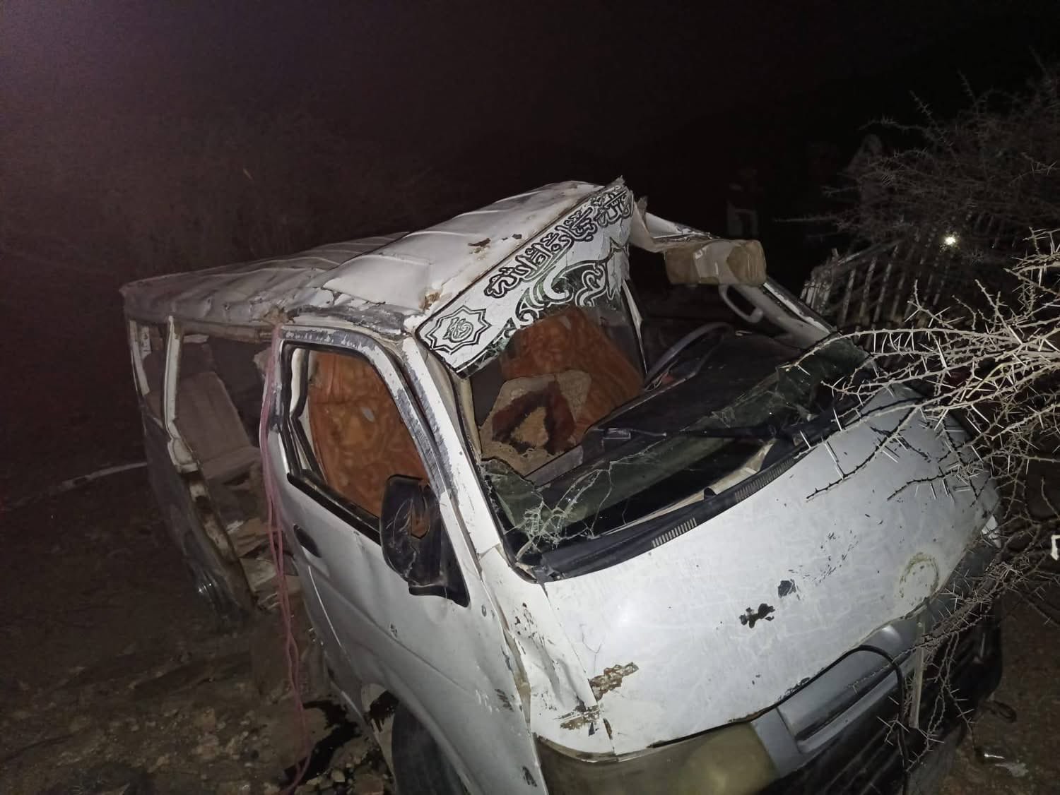 سباق على الطريق ينتهي بمأساة.. وفاة ثلاثة شبان وإصابة اثنين في انقلاب باص بأبين