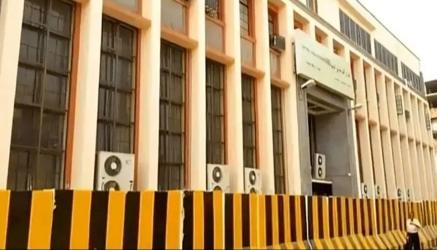 عدن: البنك المركزي ينفي شائعات إغلاق بنوك ويؤكد استقرار القطاع المصرفي