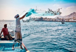البحر في اليمن لم يعد آمناً.. صيادون بين الألغام والعواصف ومخاطر لا تنتهي