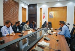 الخنبشي يبحث مع برنامج الغذاء العالمي توسيع التدخلات الإنسانية