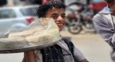 البيع أمام المطبات.. ابتكار أطفال اليمن من أجل البقاء