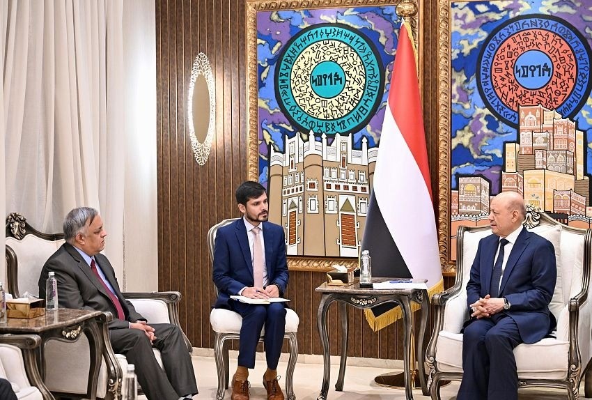 العليمي: أمن البحر الأحمر خط أحمر.. وتهديدات الحوثيين تطال الهند ودول المنطقة