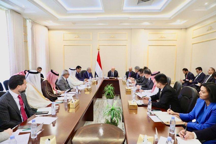 العليمي: رحلة الحرس الثوري إلى صنعاء انتهاك للسيادة وتستوجب تحقيقاً دولياً