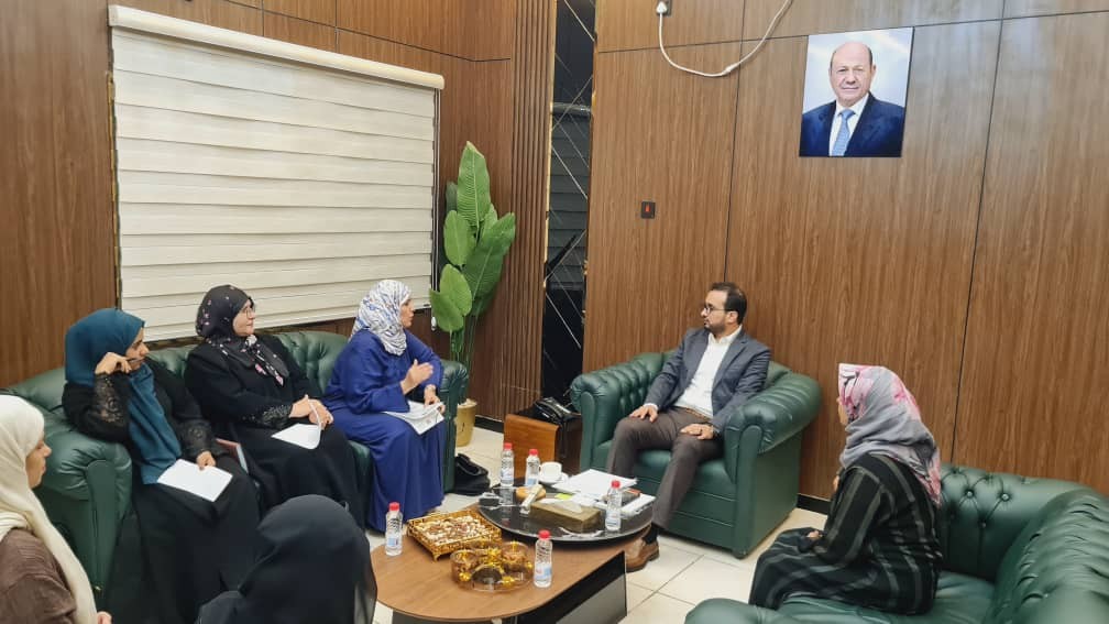 وزير الخدمة المدنية يبحث مع اللجنة الوطنية للمرأة تمكين الموظفات وحقوق النازحات
