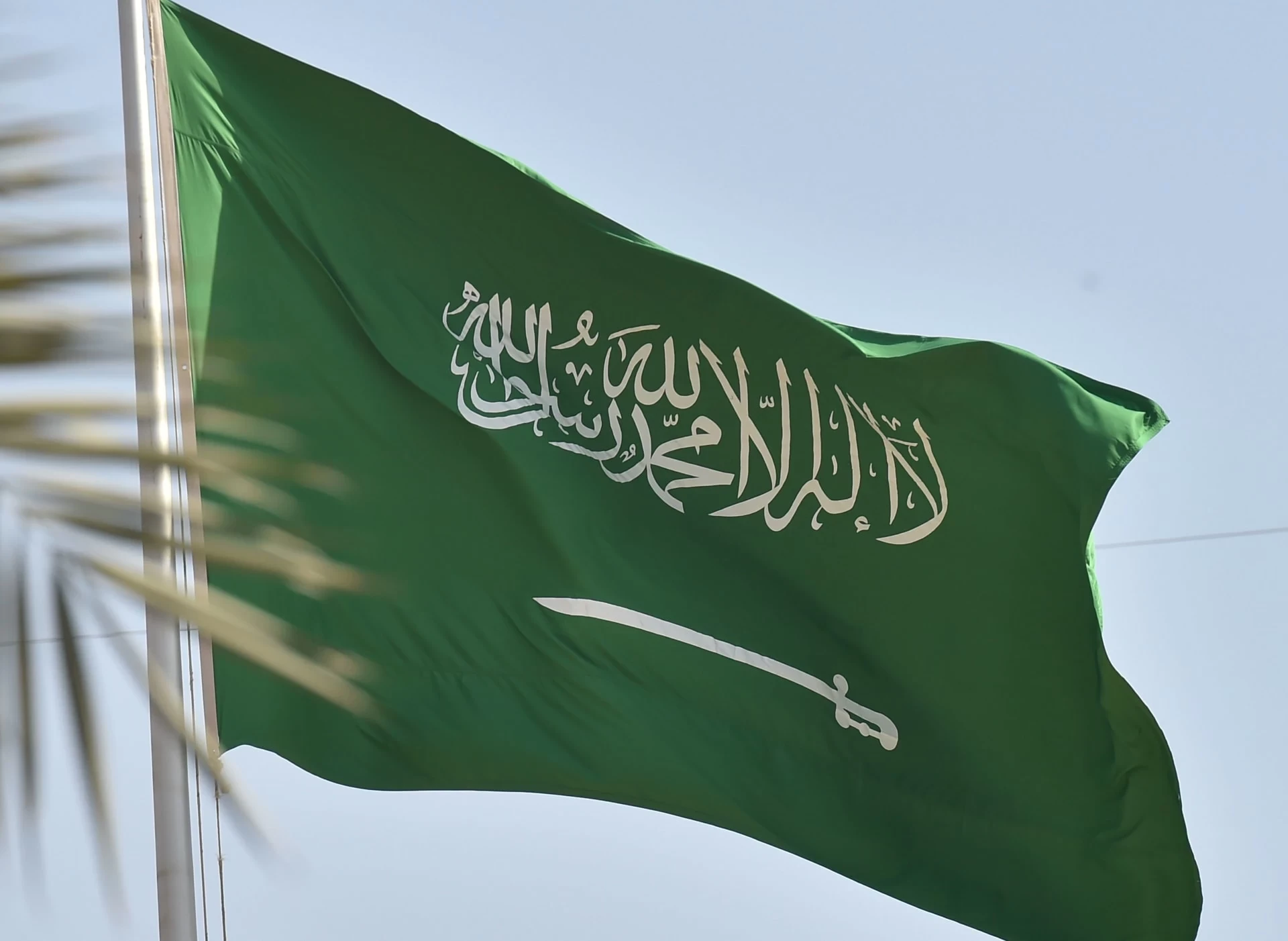 السعودية ترفض اتهامات وتهديدات الحوثيين وتؤكد اتخاذ إجراءات لحماية الملاحة في البحر الأحمر