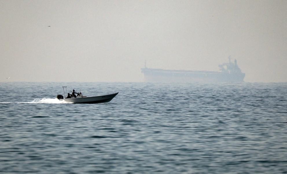 حادثان أمنيان قبالة سواحل اليمن.. اقتراب زوارق مسلحة من سفينتين في البحر العربي