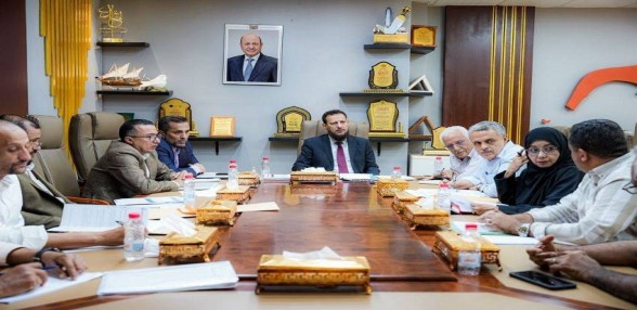 عدن تعتمد مشاريع جديدة للطرق والمياه والصرف الصحي لتحسين الخدمات